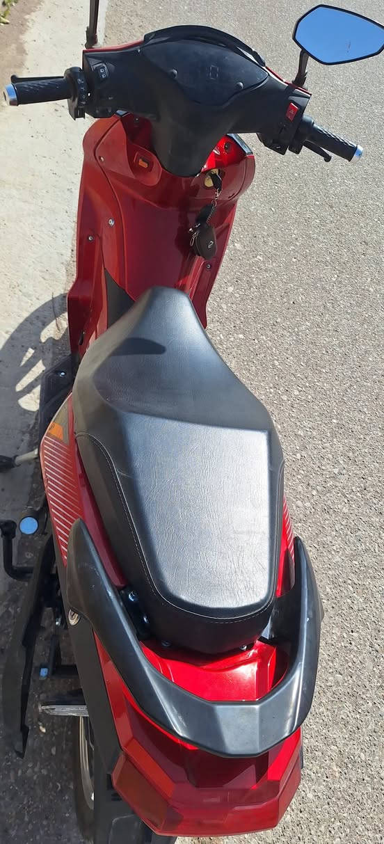 السلام عليكم 
دراجة شحن سوبر كراون 2025 للبيع 
مواصفات 
6بطاريات حجم الدبل 🔋
ويل اطار حجم 17 
شلعة نار مع وتجي نظام 3سرع 
دراجة سريعة وبيهة لايت عالي ناصي ولايت خلفي واشاير جانبية دبلاتتهة قوية تتحمل وزن 150 
السعر 850 وبيهة مجال حك الجية 
الرقم ***********
