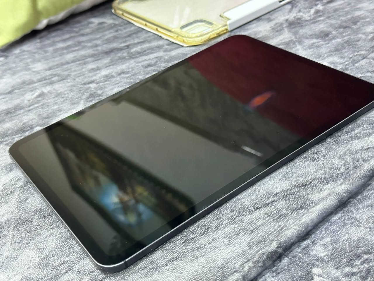 السلام عليكم ايباد M4 جهاز نسبه البطاريه ٩٣ الشاصي مابيه ولا طخه بس شخوط بل ضهر جهاز جديد سعره 950 مكاني بغداد الشعب رقمي *********** الي يفيده يخابرني
