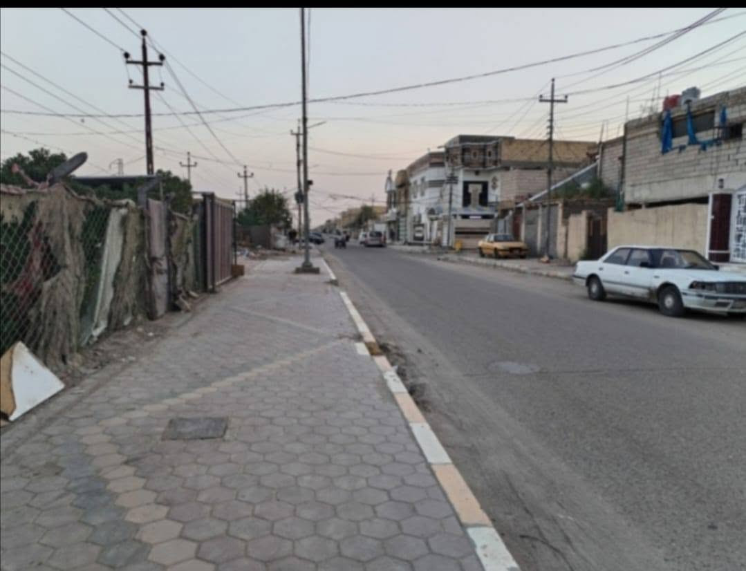 بيت للبيع حي الشهداء على الشارع الخدمي
مقابيل السريع مساحة 200 متر واجهة 10 نزال 20 
بناء قديم ***********
