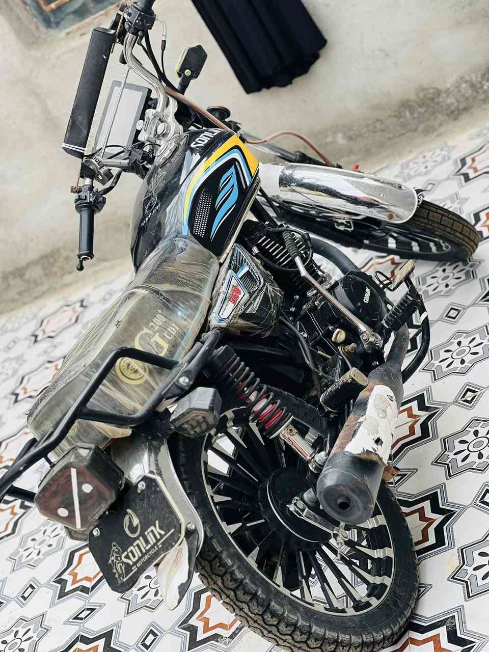 يا الله السلام عليكم دراجة البيع سيفان موديل ٢٥ مكفوله كفاله عامه أوراق كامله الدراجه جديده وحلو مكينه ٢٠٠ وشرط انضف من الصوره كهربائيات سلف كله شغال بشرط انضف من الصوره السعر ٧٢٥ وبيه مجال الشراي يتصل وبيه خير ويدلل***********
