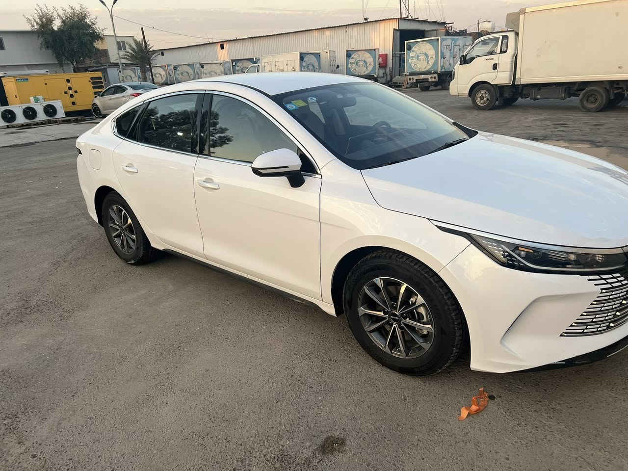 السلام عليكم  بي واي دي دستروير السياره رقم بغداد بسمي ماشيه 1740 السعر 20 مليون الرقم ***********
