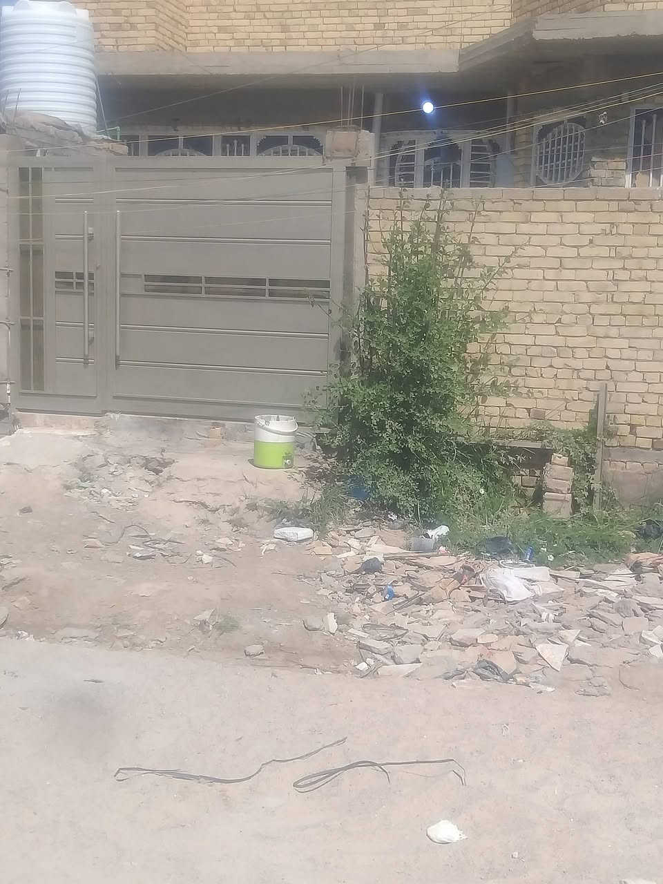 ب
بيت للبيع حي الئمين الثانيه على ساحه م١٥٠طابقين اتصل  ***********
