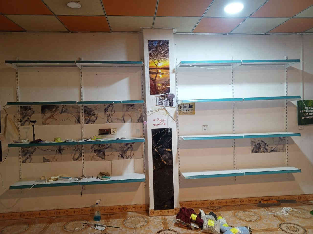 سلام عليكم. رفوف مال محل جديد مستعمل شهرين تركي اصلي 13 متر  لتواصل خابر رقم صاحبه *********** عنوان كركوك
