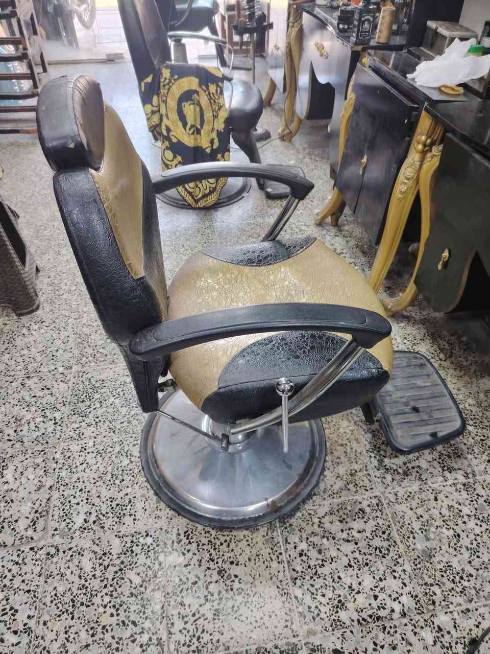 اسلام عليكمديكور ملكي ذهبي مع 3 كراسي ذهبي مع مرايات عدد 3 خلفيه
سبب البيع لتغيير الديكور
السعر الممطلوب 700الف وقابل للنقاش
للتواصل ***********

