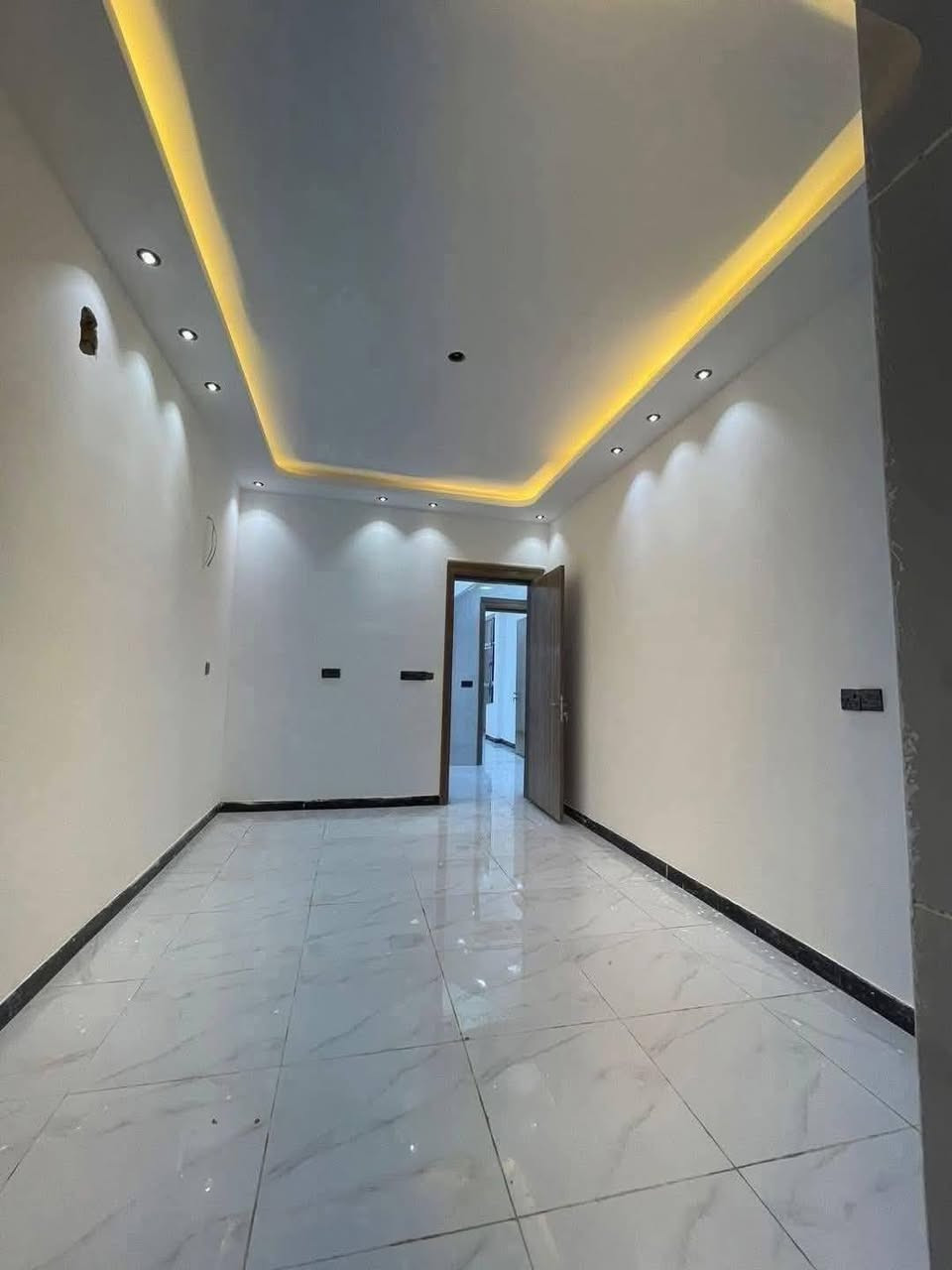 تونات مساحة الواحد 85  متر للبيع واجهة 6
عرض الشارع 15 م مقابيلهن تشجير

كل دار يحتوي  على هول صالة

 منور مطبخ وخدمات عدد 3

 غرف نوم عدد 5 منور  

حي الجهاد الضباط مجاور شقق حي صدام  

للاستفسار ☎️ *********** واتساب
