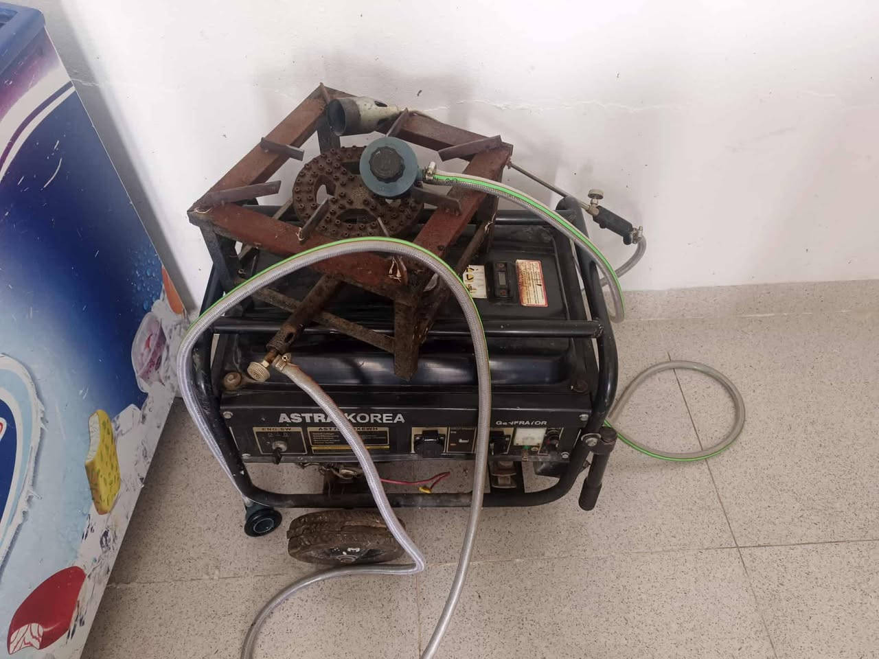 سلامو عليكم اخوان عندي هاي غراض محل مال دجاج ابيعن شلع ***********
