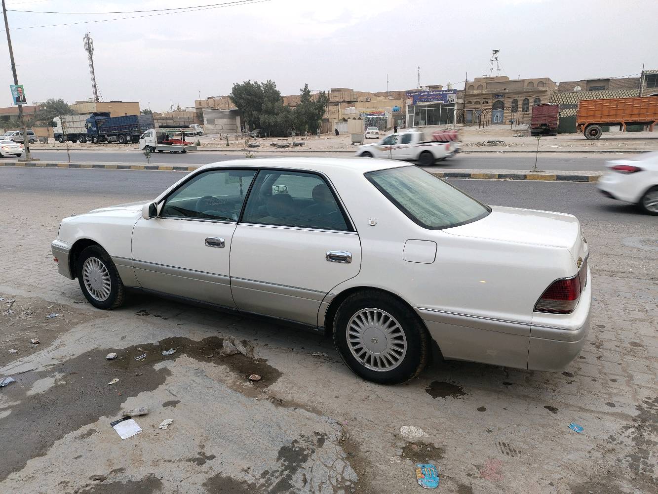 سيارة تويوتا كراون بحالة جيدة للبيع، اللون أبيض نظيف، تحتوي على تصميم كلاسيكي وأناقة يابانية تجمع بين الفخامة والأداء المتميز. فرصة رائعة لمن يبحث عن سيارة موثوقة وقوية.