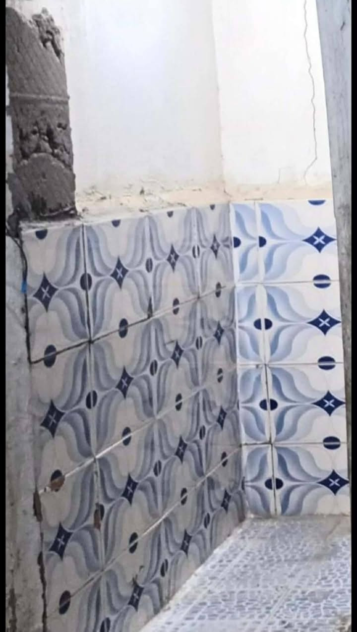 إليك صياغة إعلان أكثر جاذبية واحترافية:
الكتابة
🏡 بيت للبيع
🔹 المساحة: 180 م² (زراعي)
📍 الموقع: حي الجماهير
✅ مشمول بالتعويض
📏 يبعد عن الطابو 300 متر فقط.
مواصفات البيت:
بناء بلوك.
غرفة نوم.
صالة.
مطبخ.
حمام.
الأرضية والجدران مكسوة بالكاشي.
السقف أعگادة.
💰 السعر: 9 ملايين دينار، وقابل للتفاوض بحدود المعقول.
📞 للاتصال والاستفسار:
***********
