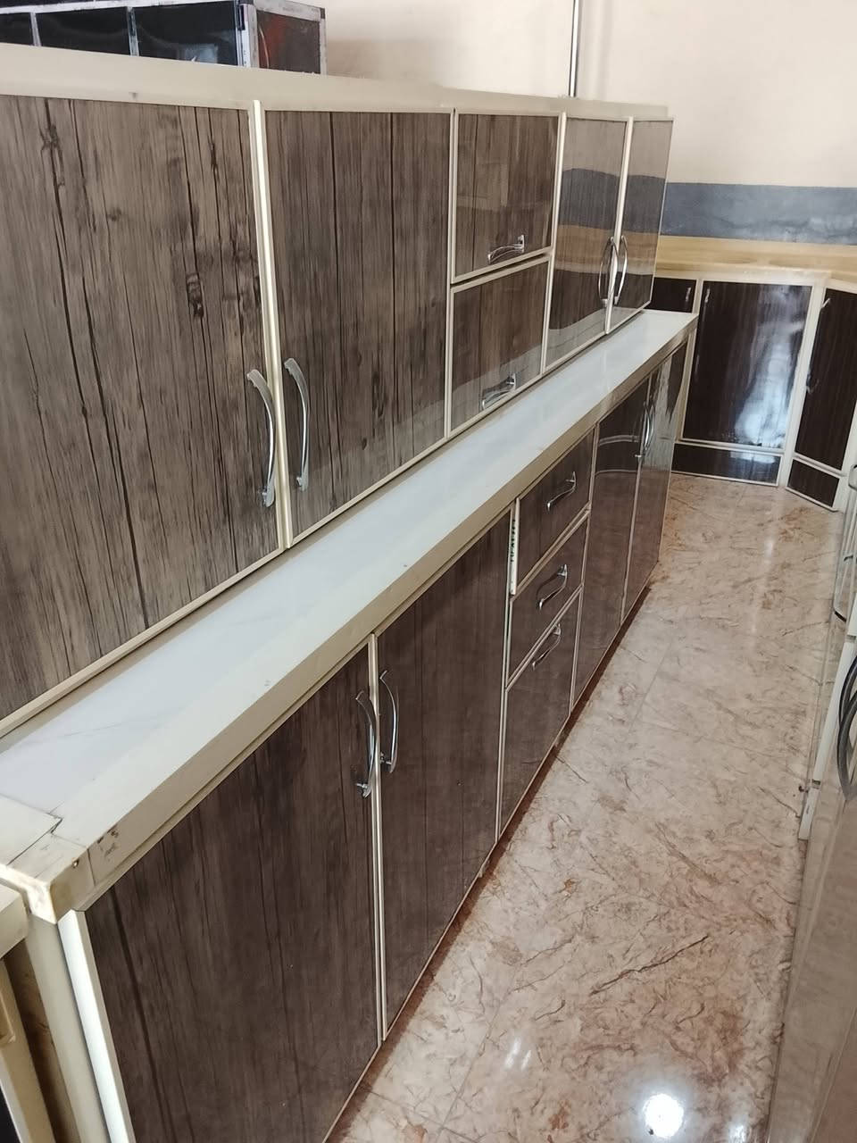 وصلتنا مجموعه من الكاونترات الباله مختلف القياسات ثلاث قطع سنك مرمر مجمع الامير الآثاث المستعمل العزيزيه شارع الجديد مقابل المسبح. ***********/***********
