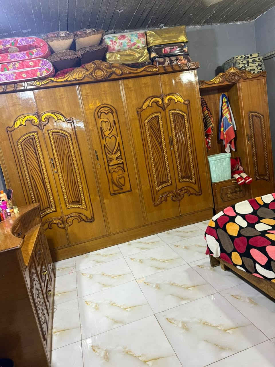 سلام عليكم غرفه نضيفه مابيه اي كسر صاج عراقي كامله مابيه اي نقص بكان المطيحه حي الزيتون رقم الهاتف *********** السعر 600
