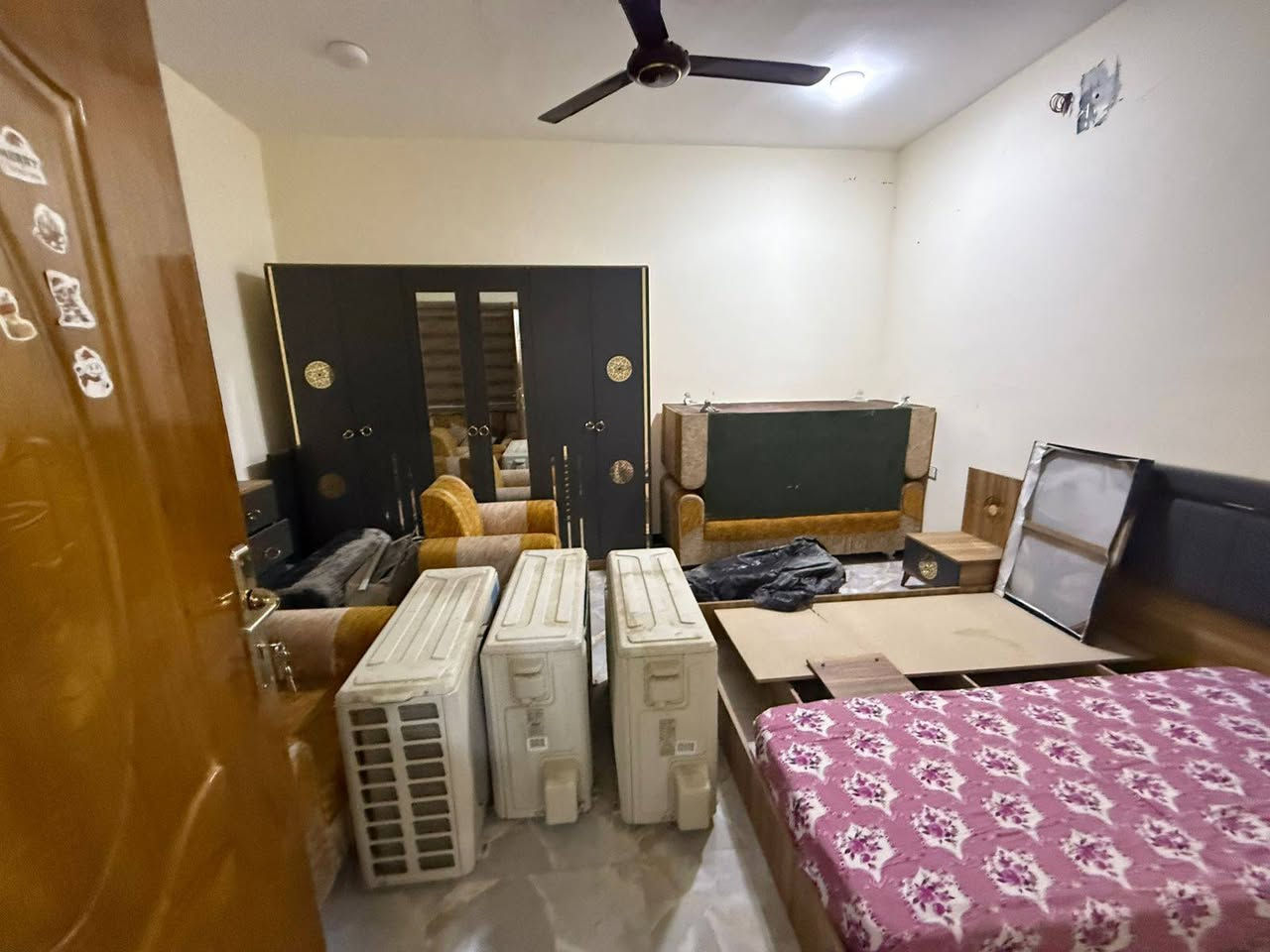 سلام عليكم يتوفر بيوت وشقق للايجار ديلوكس كله جديد عوائل طلاب موظفين حي الزيتون المطيحه السنيديه مناوي لجم دويد ام النعاج حي الزهور وكذلك بالمشراق الجديد  للاستفسار***********  متوفر بيوت طابقين واكو طابق واحد وكذالك مشتملات
