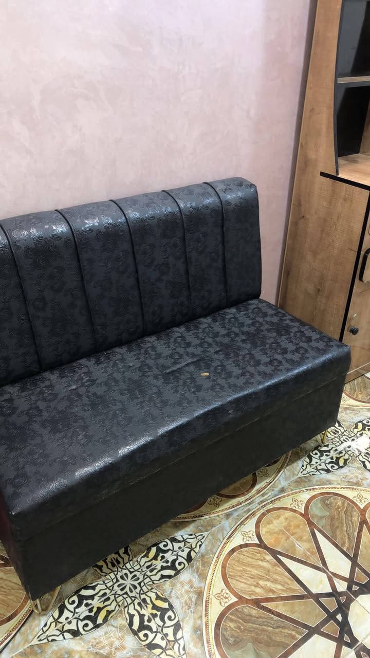 غراض للبيع 
كراسي حلاقة ٢ وقنفة وحده وفاترينة وحده 
غراض كولش نظيفات الشراي يتصل على الرقم ***********
