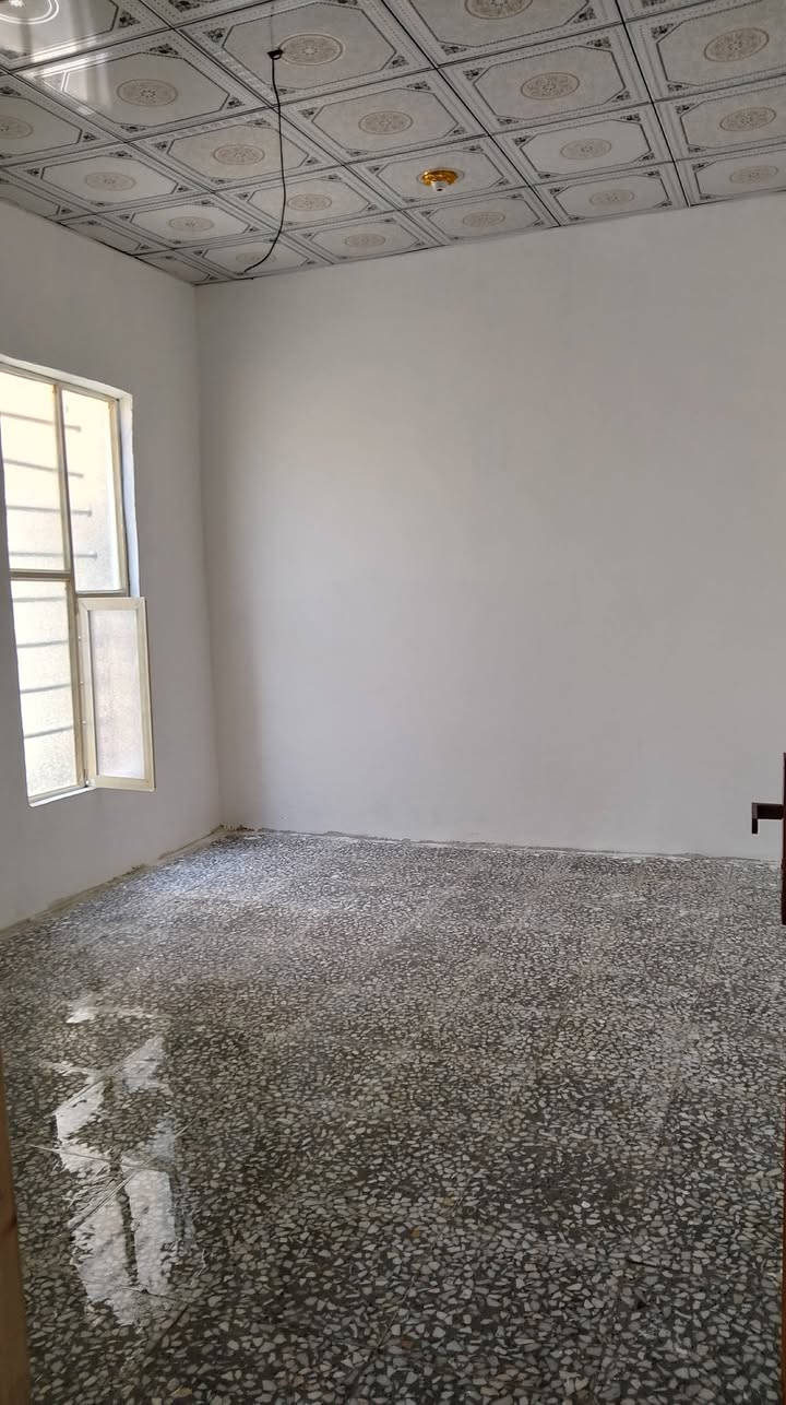 سلام عليكم بيت 100متر للايجار جديد حي ميسان يتكون غرفه+صاله +مطبخ بل صاله +مكشوفه +حمام +كراج  سعر الاجار ميتين وخمسين الاتصال ***********
