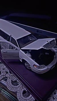 لينكولن ليموزين 2003 • ابيض • باب ومراية ناقص