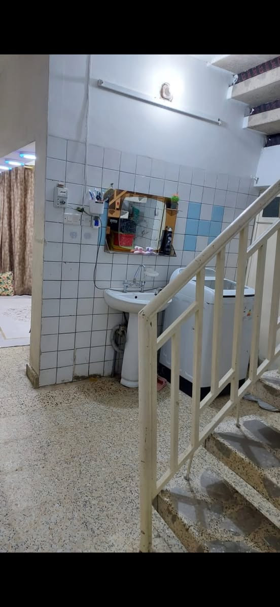 🏠 دار للبيع
المساحة 105
النزال 15 الواجهة 7 
مسلح + بناء قديم وليس حديث نظيف قابل للسكن 
الطابق الاول 3 غرف وخدمات +طرمة جبيرة
الطابق الثاني غرفه + تكملة غرفتين ساندويج وخدمات 
وسطح 
للاستفسار *********** 
المكان حرية ثانية الفرع المجاور دائرة الكهرباء
