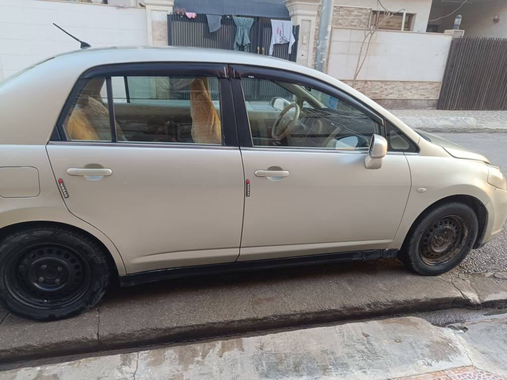 نیسان تیدا 
مۆدێل 2007 
گێڕ تۆماتیک 
چوارجام کارەبای
ئاوێنە کارەبای
شاشە ئایپاد و کامێرا 
تەبرید لەسەر سویج 
عام کراوە بۆجوانی 
جەمپێکی خەفیفی پشتەوەی هەیە
سەنەی تا 2029  ،هەزەی نوێیە
بەناوی خۆمە تەحویل و وەکالە بەشەرت
نرخی 78وەرەقە و مەجال 
ژمارە مۆبایل : *********** أربيل, العراق
