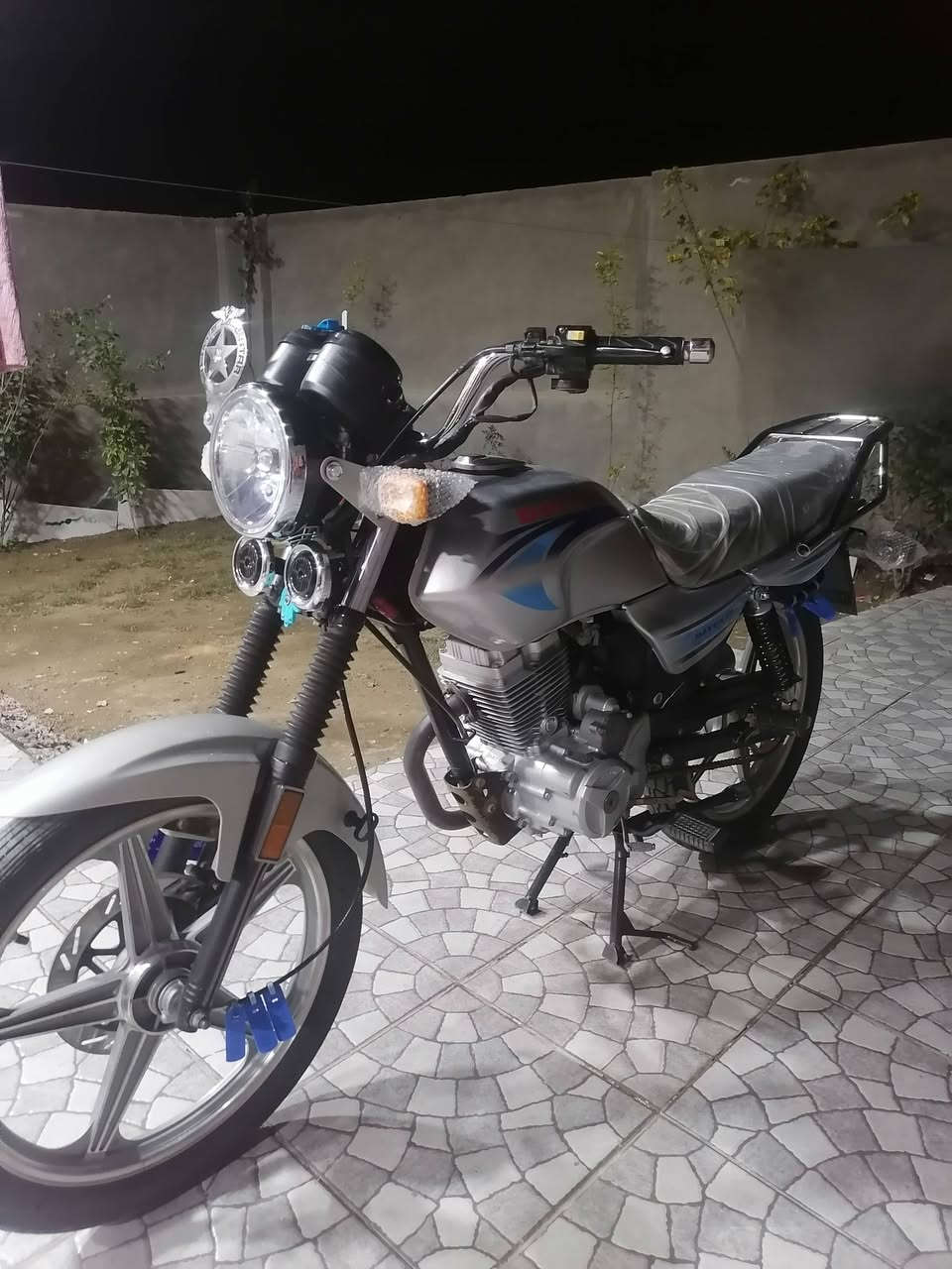 السلام عليكم
دايون عضم 

لون رصاصي

موديل23

اوراق اصوليي

***********
السعر خاص او اتصل
