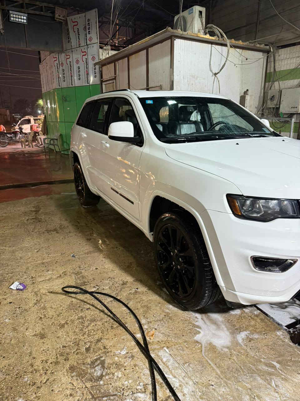 السلام عليكم 

جيب كراند شيروكي 2020 أمريكي 
ضررها (بنيد+جاملغ) حادث خفيف وبسيط 
مواصفات لمتدد فئه بلاك توب كشنات جلد. شاشه كبيره. فتحه. كاميرا. رادار امامي. كشنات كهربائي. تبريد تدفئه كشنات. صندوق كهربائي رقم بغداد 
بأسمي شخصياً تحويل ثاني يوم 
السعر 240 ورقه وبيها مجال بسيط حك لجيه 
مكان لسياره بغداد 
للأستفسار ***********
السياره جديده كلش ربع متصرف عليها 
أدامه كامله جديده
