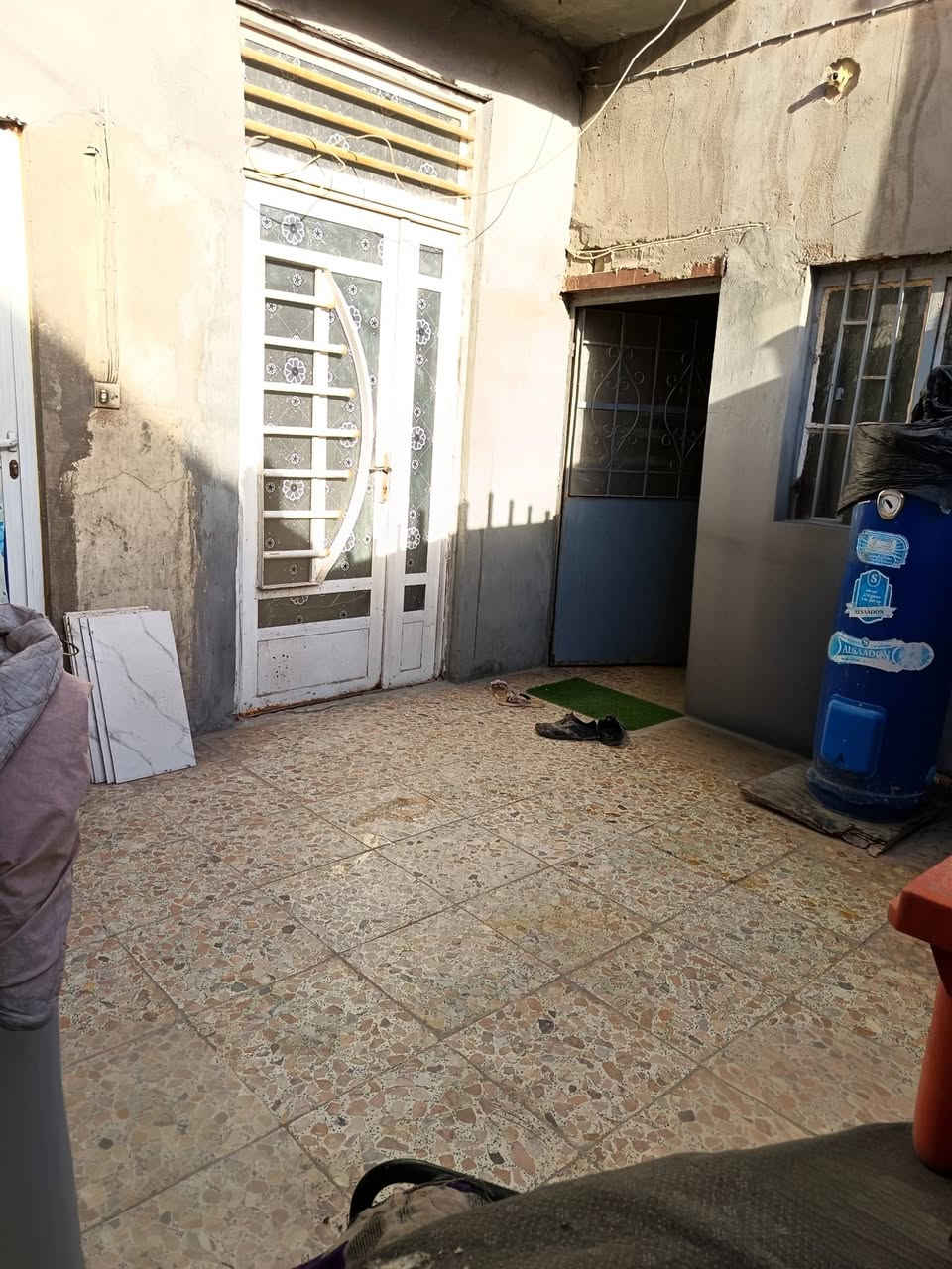 بَـيت للبَـيع.
الموقع:  حي البكرلي - حسينية السفير - حيث تتوفر جميع الخدمات. 

التفاصِيل: 

المساحة: 80 مَـتر، زراعي. 

يتكون من طابقين
الطابق الأول: يتكون من هول - مطبخ - غرفة - استقبال - طارمة
الطابق الثاني: يتكون من غرفة كبيرة الحجم تحتوي على حمام داخلي
كما يحتوي على سطح 

السعر: تجون وبيكم خير وتدللون. 
رقم الهاتف: ***********
