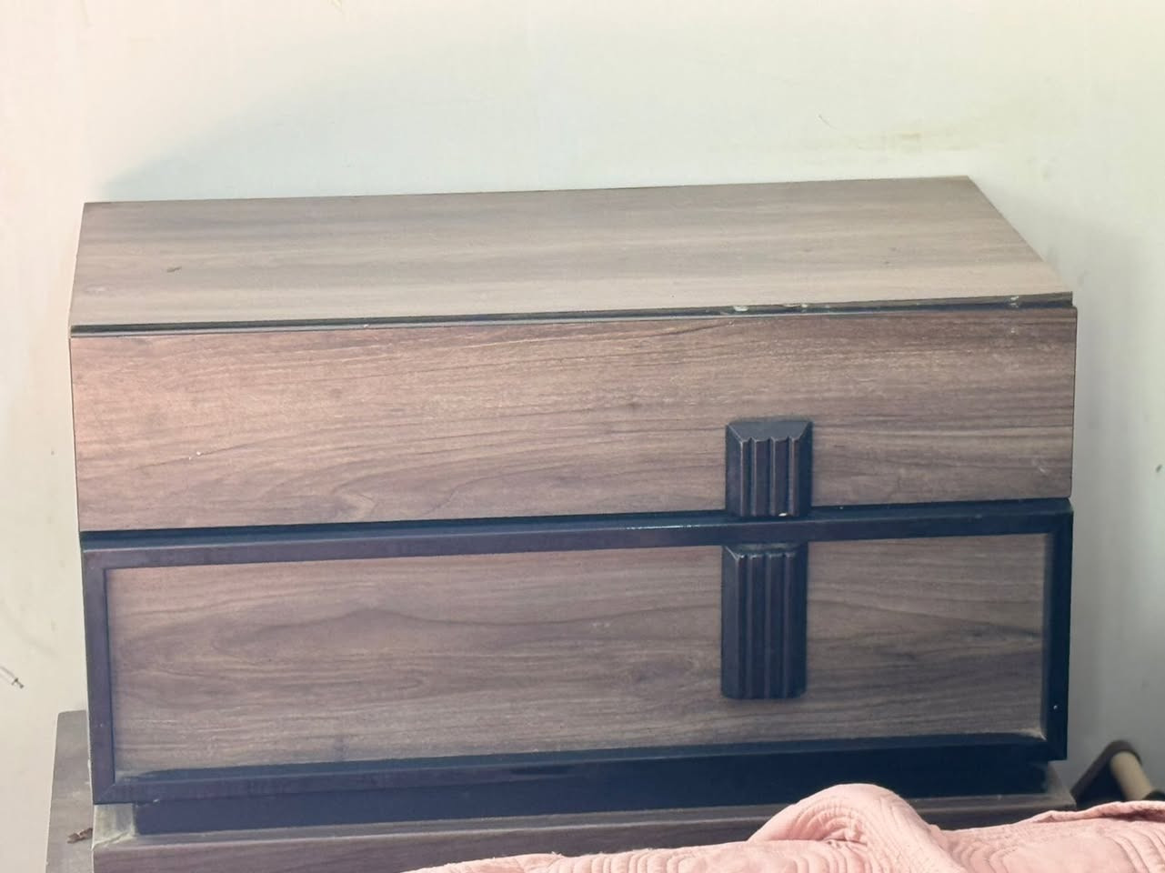 للبيع غرفة نوم كاملة

تتكوّن من 7 قطع مرتبة وأنيقة:
🛏 سرير نفرين مريح وكبير
🗄 كنتور عملي
🪞 ميز تواليت ويا مراية أنيقة
🧴 بوفيه بأربع مجرات مساحة خزن ممتازة
🪞 مراية ركن مرتبة
🗄 مجرات يم السرير (سايدين)

الغرفة ، مرتبة وجاهزة للاستخدام، تصميمها حلو وعملي وتناسب أي بيت 👌
البيع بسعر مناسب وقابل للنقاش للجادين.

للاستفسار أو المعاينة راسلني عالخاص


**إذا كنت صاحب هذا الإعلان وتريد حذفه لأي سبب، رجاءا أرسل رسالة إلى الدعم الفني**