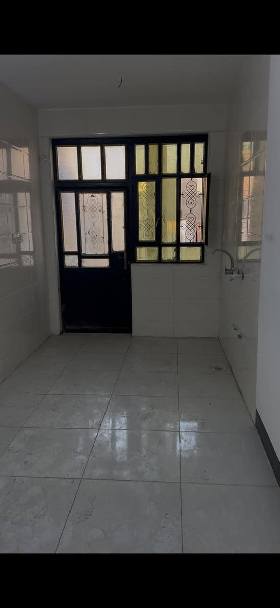 السلام عليكم
بيت للبيع في المحمودية حي السلام المربع الاول شارع الكرار سادس فرع على نفس جهة معرض الكرار المساحة 150 متر الوجه 6 متر والنزال 25 متر طابقين معزولة بشكل كامل بدرج خارجي مكون من كراج كبير واستقبال ومطبخ وحولي وحمام وغرفة نوم والطابق الثاني نفس البناء البيت مرمم جديد ونظيف جدا وجاهز من كل شي اذا تحب ادزلك الموقع راسلني واتس أب
السعر       170  مليون وبي مجال
هاتف      ***********
***********
