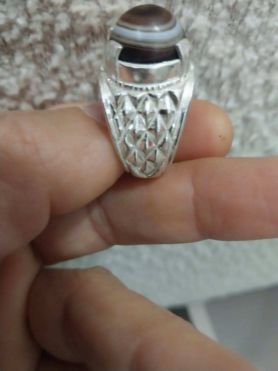 السلام عليكم جزعه مشكوله افريقيه وزنه ١٩ غرام مكان بغداد لايوجد توصيل للاستفسار***********
