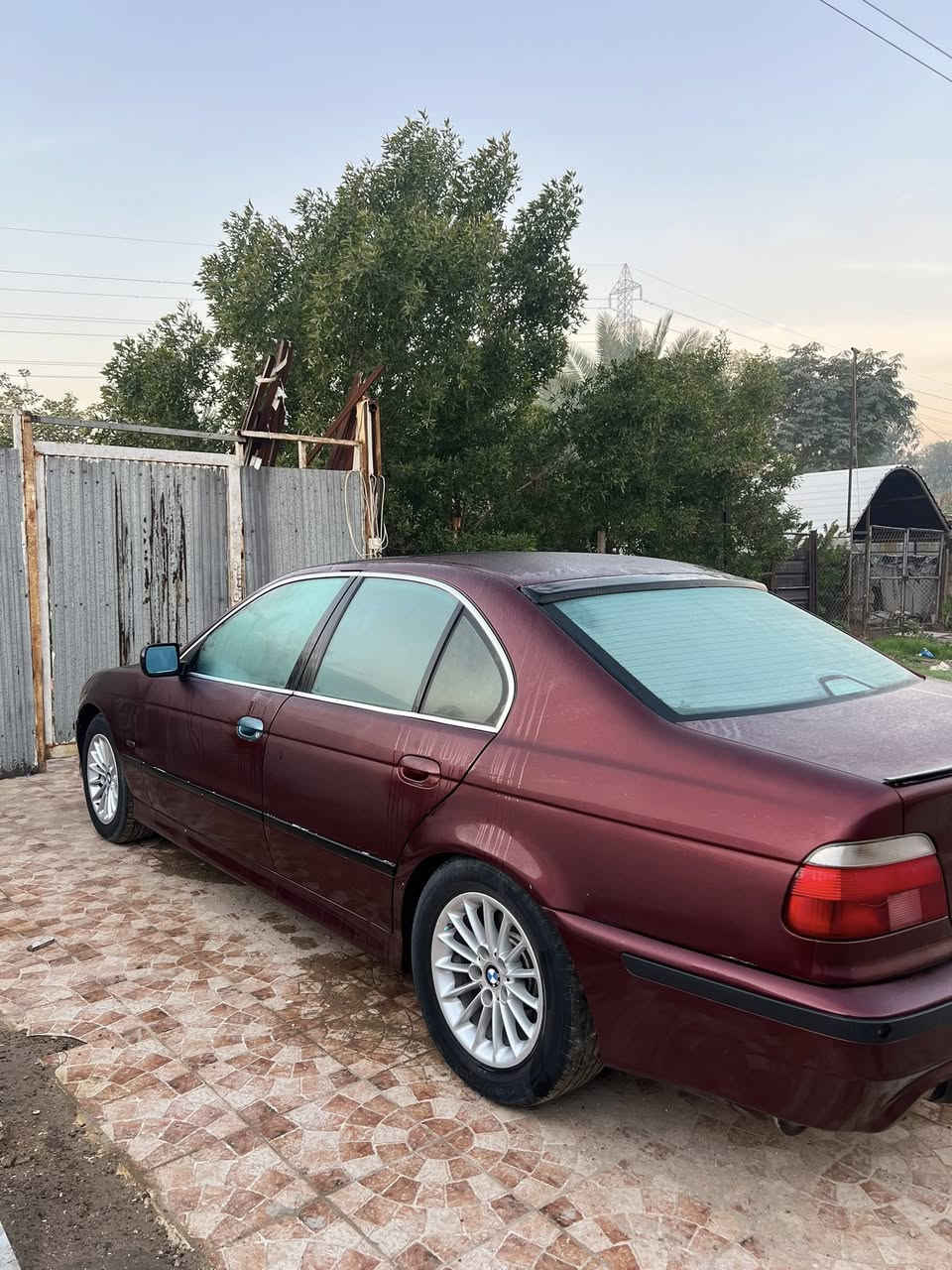 السلام عليكم صقر موديل 2000 مكينه 4.4 غني عن التعريف  السياره مصبوغه حزام بدون حادث غرفه جديدة صدر امامي
خلفي جديد رقم بغداد السعر $100
***********
