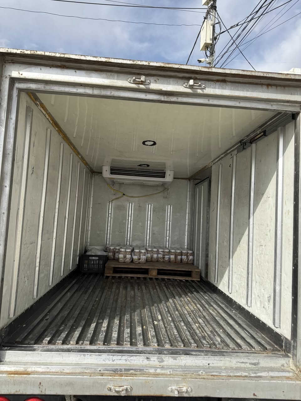 كيا براد 2015 سياره كه زؤر جوانو خاوين مايته وه    به س شانى بوياخه تقريبن ٣ بست له وينكه دياره خه تى ره شم ليدايه مه كينه نه كراوته وه به س پيويستى به تحميله ٤ تاييه ى سفرى له ژيره ما باقى هه مو شتيك به شه رت  به رادى به شه رته گير اكسل به ناو كردن هه مو به شه رته ئه وه ى موشته ريه تلفون  بكات
سعر ١٧٠ كه ميك مجال ***********
