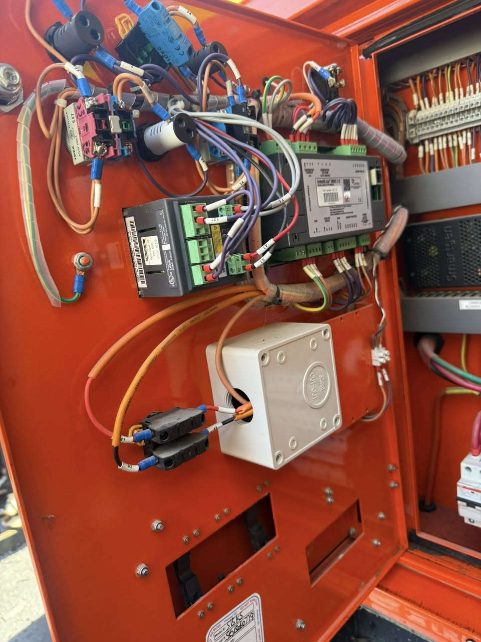 مولد كابوتا كاتم 15KV توليد لوري سومر فرنسي 1500RPM/50HZ نضيفة جداً وشرط مامفتوح بيها برغي واحد 
العنوان بغداد مجمع المشن محل مناف الشمري
***********
