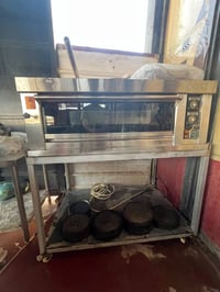 فرن بيتزا لبيع مع صواني عدد 150 ملحقاته كرك وكماشه داخل حجري نظيف جدا ...