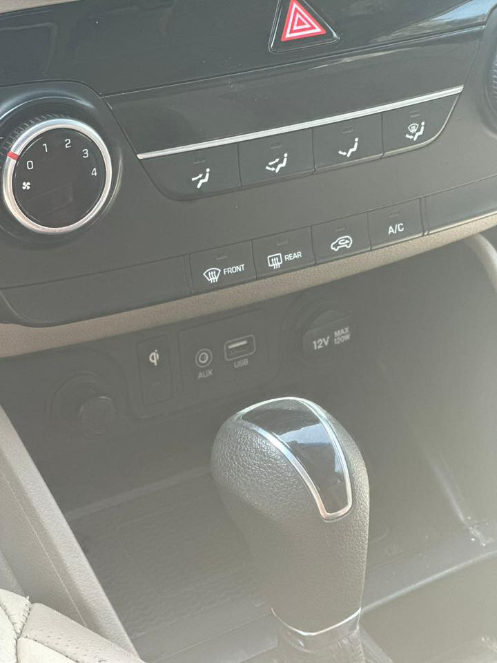 السلام عليكم توسان 2019 باسمنه مال شركه الكاصد السياره فول بانوراما شاشه اصليه كرسي كهرباء ماشيه 91 الف حقيقي على ايدنه السياره مكفوله بيه نقطه بارد بالبنيد متذكر وسويه سنور الي ياخذه السياره ادامه كامله صدر كامل السعر 210 وييه مجال مكان السياره بغداد السياره جديده بمعنى الكلمه رقم الهاتف ***********
