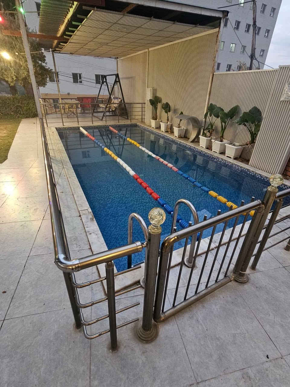 1_ ڤلە طابقین منفصلین  وية مسبح كبير 7.5 *3.5 عمق 2م في شقلاوة قريب سوك
2_ کل ‌طابق بیه غرفتین نوم و صاله یعنی كل بیت 5 غرف نوم 
3_ بیە 6 سبالت و 6 مبریدات.
4_ بیە 4 توالیت غربی و شرقی 
5 _ بیە کراج کبیر لل 3 سیارات  و حدیقە و طارمة و مرجوحة .
6_ انترنیت فری وقوی غسالتین
7_موقع بیت فوک سوک شقلاوة 5 دقاق بلمشی 
9 - البيت ياخذ اكثر من 5 عوائل
*********** واتساب
*********** واتساب .
