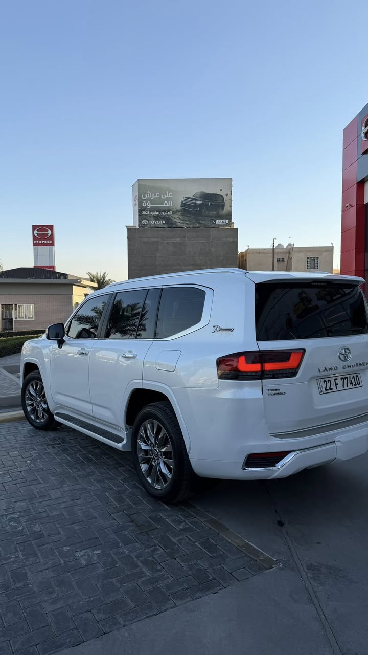 السلام عليكم 
لاندكروز 2022 VXR
VXR توين تيربو
رقم اربيل وبيها كتاب تضليل رسمي من المرور 
فول الفول للاخير
ماشية 44 الف  
محرك 3500 توين تيربو
سلايد 
5 كامرات 360
كشنات جلد احمر واسود
كشنات تدفئه وتبريد امامي وخلفي
خزن ميموري 3 وضعيات 
رادارات 
داتا شو 
3 شاشات
سماعات ماركة JBL
شاحن لاسلكي
3وضعيات قيادة 
اشاره لكزز امامي وخلفي
هاند بريك دكمه + اوتو هولد
حساسات امامي وخلفي
زراك لايت
ستيرن كهرباء
وبيها بعد هواي مواصفات ممذكوره
مكفولة كفالة عامة مغلفة PPF سابقاً 
سعر السيارة 730 ورقة 
مكان السيارة بغداد المنصور 
للاستفسار ***********
