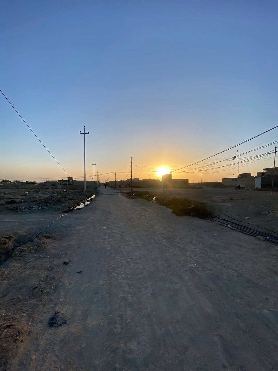 السلام عليكم الدار للبيع حي الجوادين شارع ام البنين

المساحة ١٠٠ بناء طابوك يحتوي على غرفة و مطبخ و حمام مشترك و باقي مساحة البناء حديقة  المنزل ركن على شارعين يبعد عن تبليط شارع الامام الصادق مسافة لا تتجاوز ٥٠٠ م 

ماء مجاري كهرباء كامل السعر مناسب 

للتواصل ***********
