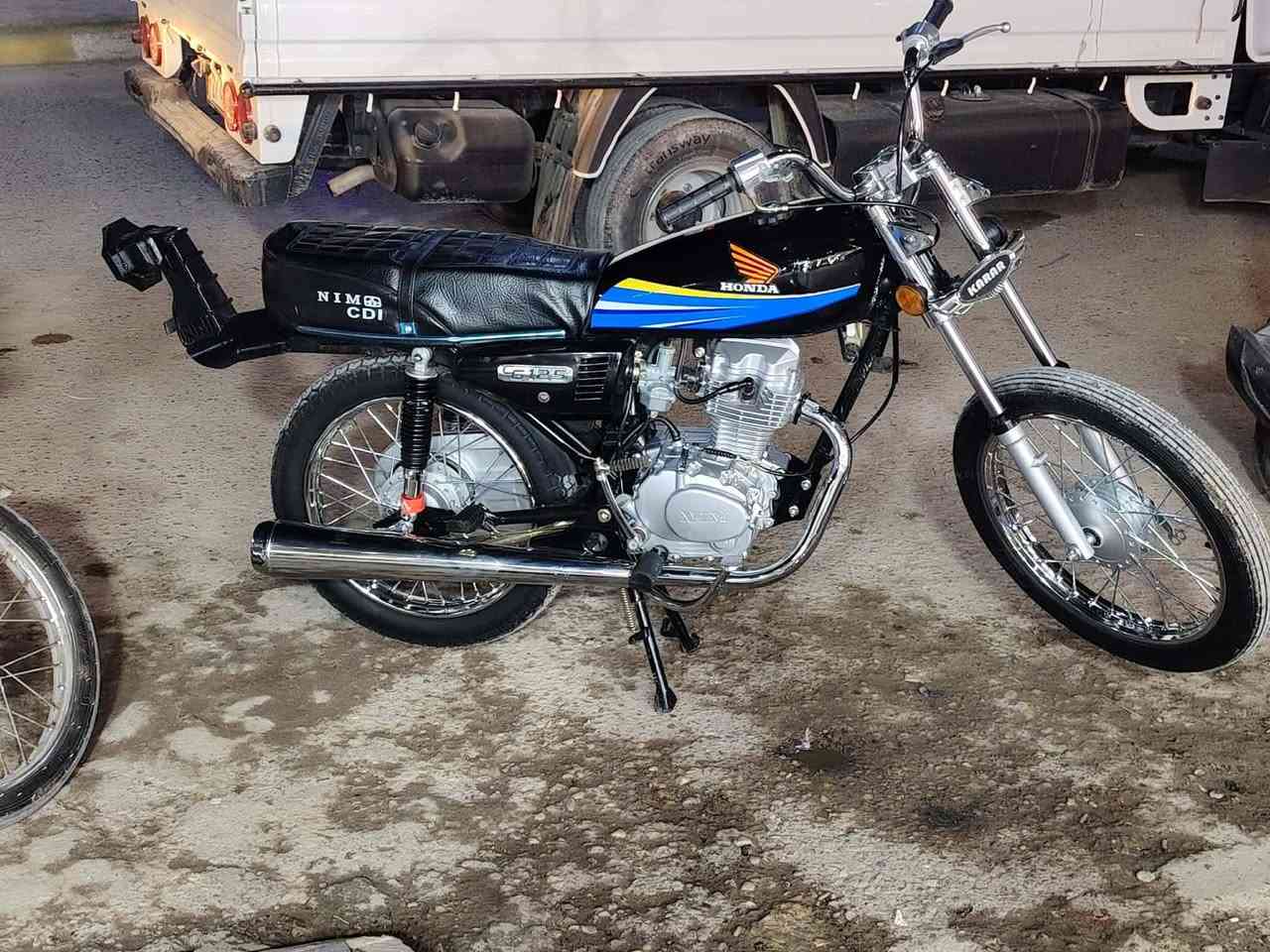 سلام عليكم دراجه 2025 الدراجه انضف من الصوره الدراجه اصل بيضه مسويه حربيه سوده وغراضه موجوده وياها الدراجه على وضع الشركه  مبداله دهن بس 3مرات الدراجه كلك مطلعه من المعرض الكرار بدون اوراق  اتكاتب وياك اتكفلك بل شعاير فقط رقمي *********** والشراي ب خدمته
