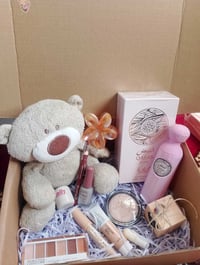 مستحضرات تجميل • مكياج