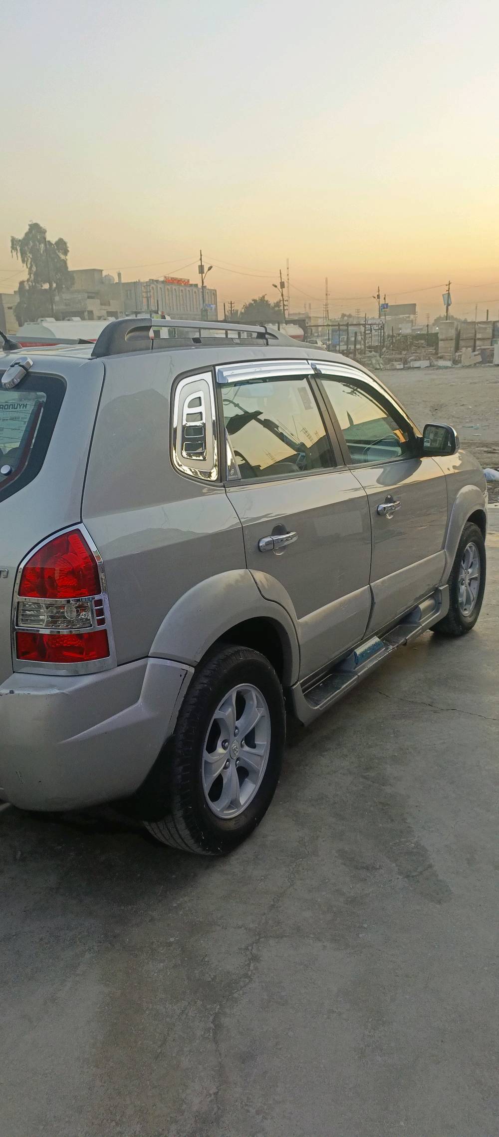 السلام عليكم
توكسان 2009وارد خليجي فتحه السياره خير من الله من صدر ومكينه وكير وكهربائيات كلها درجه اولى 
السياره مكفوله ما عده الجاملغ الامامي جهة السايق مصبوغ بدون معجون و السياره ماشيه ١٤٨ مال بيت 