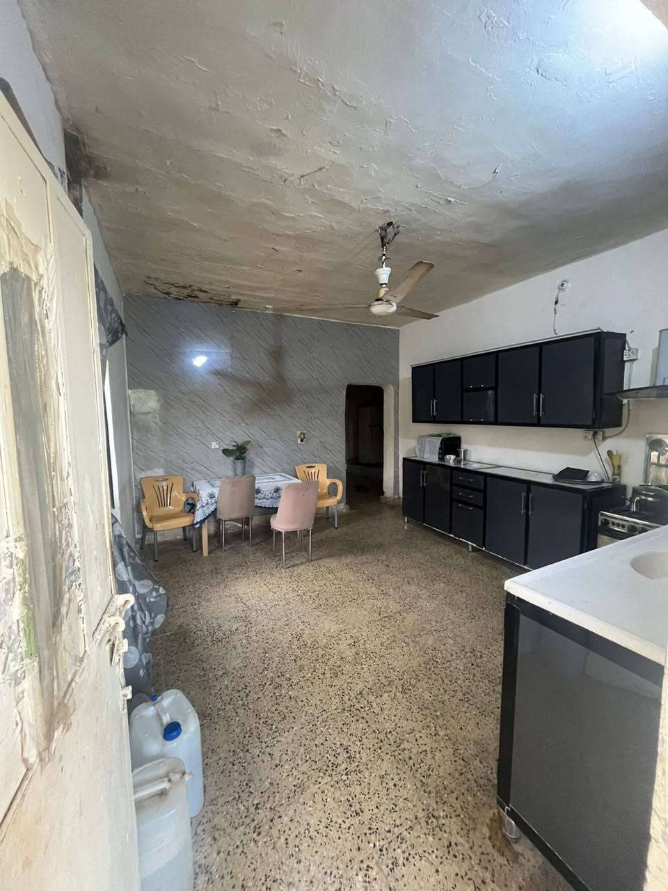 بيت للبيع بحي الشهداء الثاني 200متر طابقين بناءسنة1990 يتكون من اربعة غرف براني هول.. حمام عدد2.. مقابل ساحه.. سعر 90 مليون...واتساب ***********
