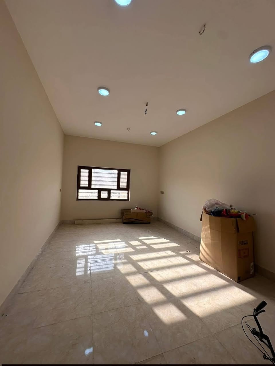 عرض جديد وموقع مميز

دار للبيع ( طابو  )   طابقين جديد فارغ تسليم مباشر . 

المساحة : 200 متر  و الواجهه 10  

الموقع : حي الواسطي _خلف مول حجي زياد مباشرةً

 الطابق الاول يحتوي على غرفتين نوم عدد(2) وهول كبير ومطبخ حار وبارد واستقبال وكراج وحديقة 

الطابق الثاني يحتوي على ثلاثة غرف نوم عدد (3) وصحيات الدار جديد وكامل اي نقص مابي 

💵💵السعر 295 وقابل للمعاملة 💵💵

🔴 1- التعامل يكون مع صاحب العقار الشرعي حصراً
2- المكتب  وسيط بين الطرفين ولحفظ الأجرأات القانونية والتأكد من صحة العقار قبل تسليم اي مبلغ بأشراف قانوني

للأستفسار ✅مراجعة مكتب الاسياد للعقار 🔔

📍عنوان المكتب كركوك واحد حزيران قرب تقاطع الحصو ورمل 
                 للأتصال ***********📱

                             ***********📱

✅نستقبل جميع عروضاتكم السكنيه والتجاريه في كركوك 💯والترويج لها عبر الصفحه الخاصة بل مكتب
                  مكتب  الاسياد للعقار 
للأستثمار والتطوير العقاري 💯 معنا نحو الأفضل

https://www.facebook.com/profile.php?id=100063971986106&mibextid=ZbWKwL
