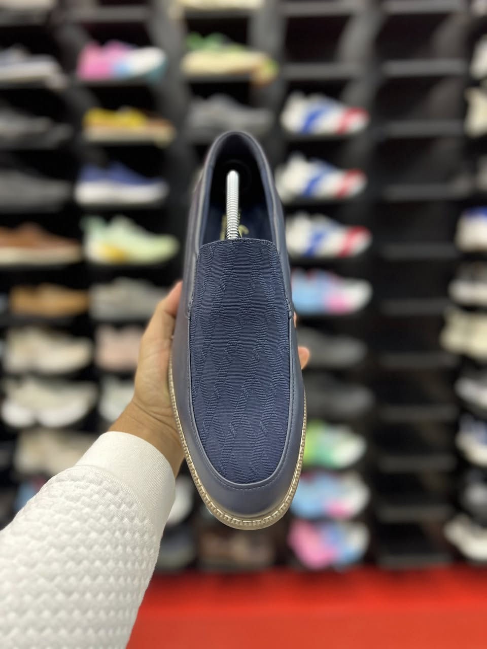 Giorgio

الخامات: غالباً ما يأتي هذا النوع بجلد طبيعي أو "نوبوك" مع نعل مطاطي متين لراحة القدم.
التفاصيل: يتميز بلون كحلي وتصميم يتضمن خياطة بارزة ونعل متراكب، مما يجعله مناسباً للمناسبات الرسمية البسيطة والاستخدام اليومي

متوفر قياس 44.5-45
السعر 35 الف

العنوان النجف ملحق الروان 
توصيل 🚚 محافظات 6 داخل النجف3 
*********** واتساب#
