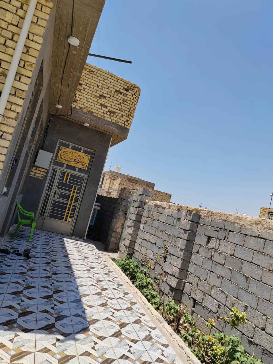 السلام عليكم بيت للبيع مساحته ٢١٠ ركن على شارعين في مدينة كاع مهدي عاكول قرب طاقة  الكهرباء يكون شارع بينه وبين حي بابل عرض الشارع ٢٥ وبصفحته ١٠ الاستفسار على هذا الرقم ( ***********)
