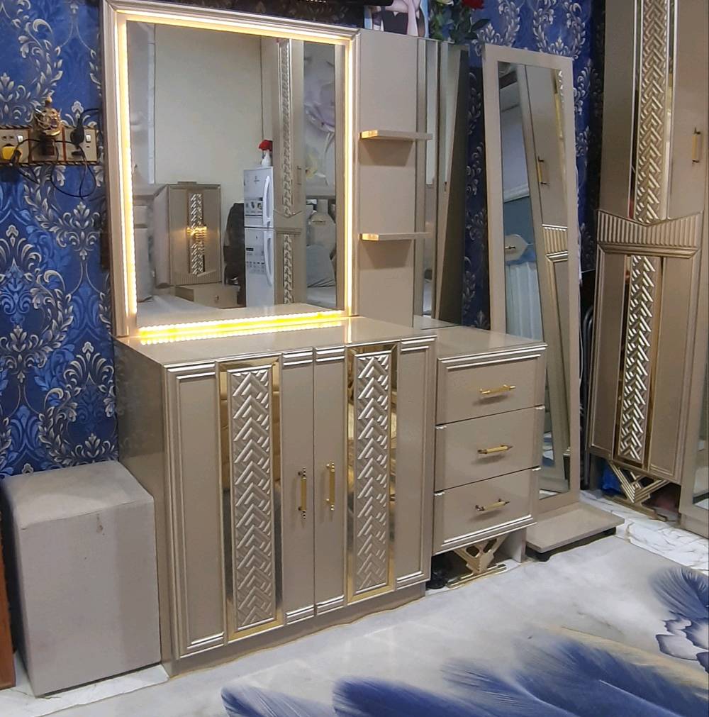 غرفة تركية متكونه من 6 قطع مستخدمه سنتين بعدها جديده ونضيفه  ونضافته 100/80غرفة ناعمه ولونها جميل مثل ما موضح يمكم بل صور وسعرها (مليون وربع) وبيها مجال حك الجيه وتدللون 
ومكاني البصر/5ميل 