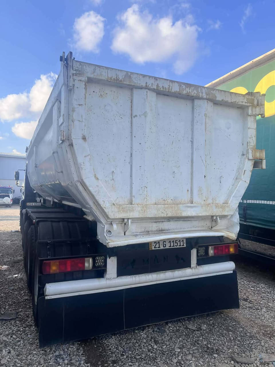 السلام عليكم ورحمة الله وبركاته 
مان 2004 تيكة نساف للبيع 
حجم المكينة 410 بيها بخار بسيط 
كير اوتوماتيك دعامية حديد بلاد 
العربانه 22م (3) دناكير تخم تاير 
سنوية وبراد ورقم وشعار ليزري جديد
سعرها 260 دفترين و ستين وبي مجال 
رقم الهاتف : ***********
