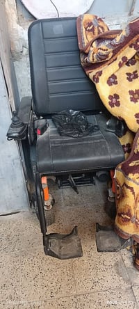 متاح كرسي كهربائي السعر ٥٠٠ الف 07500636002