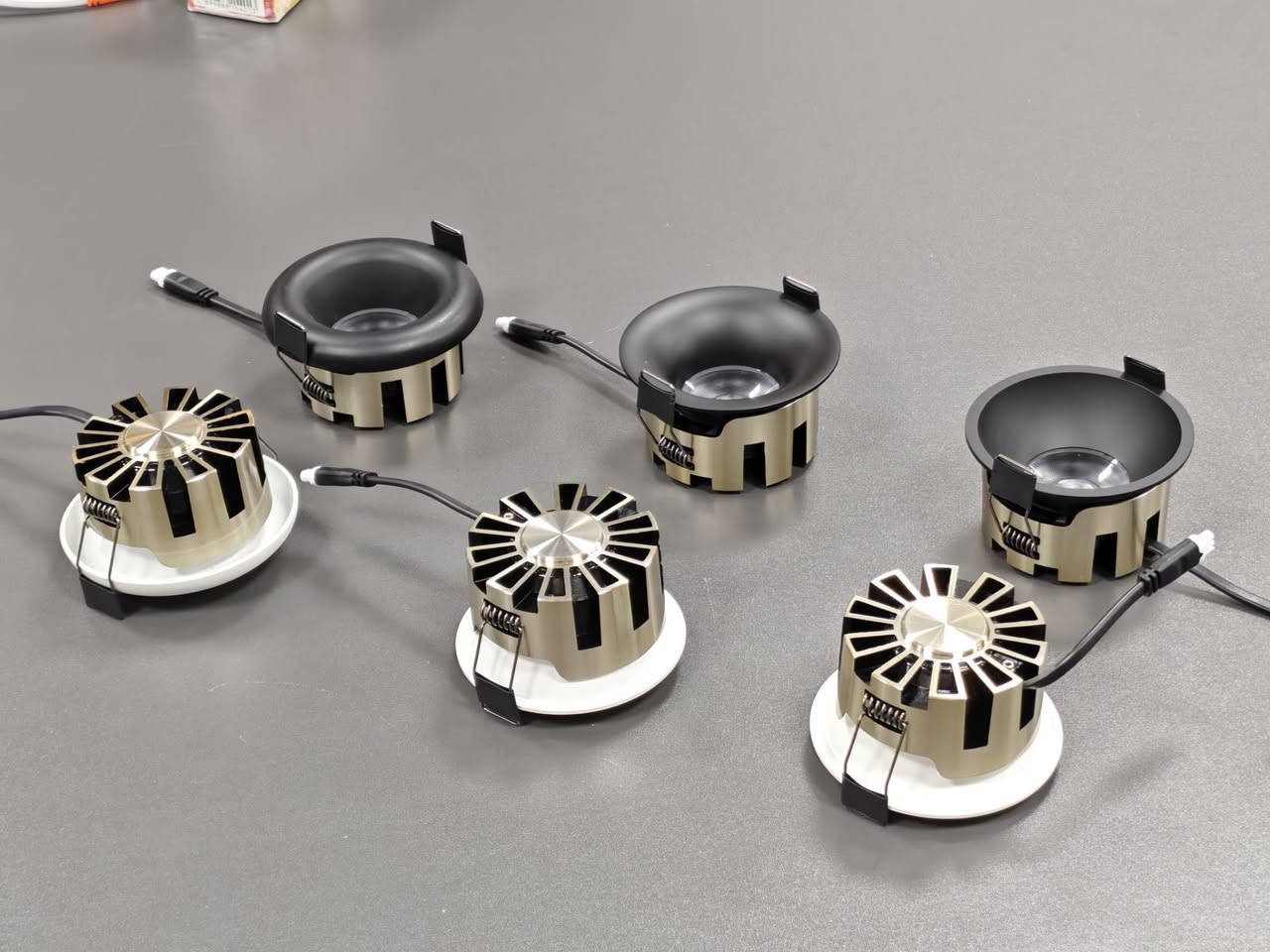 New arrival spot lighting.nice design 
Make 12w 6500k -3color/4CCT


**إذا كنت صاحب هذا الإعلان وتريد حذفه لأي سبب، رجاءا أرسل رسالة إلى الدعم الفني**