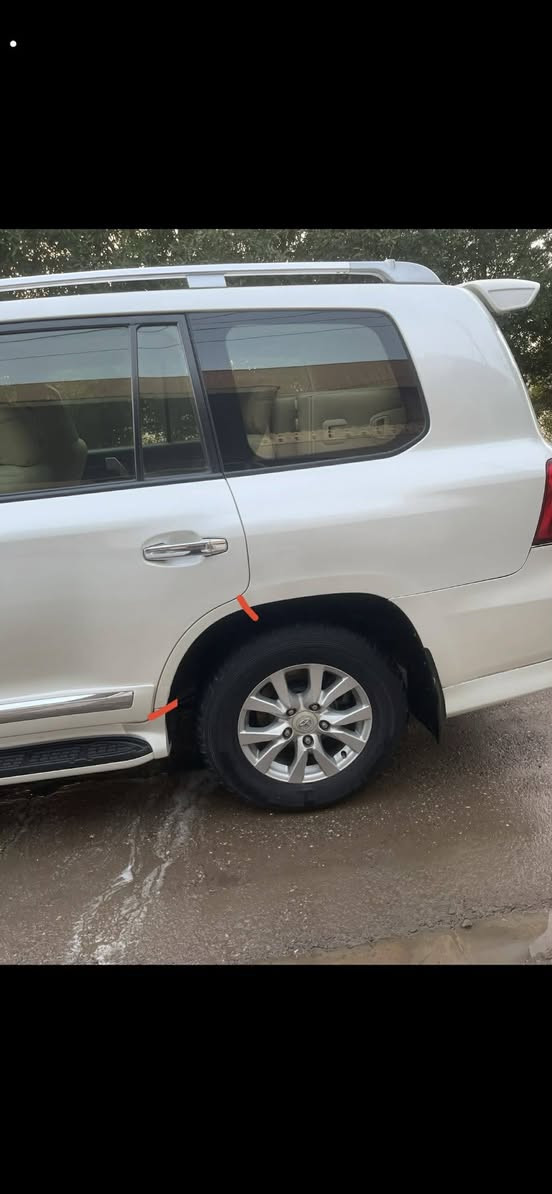 السلام عليكم لاندكروز 2013 فطيم اصل سياره سنويه وهزه ورقام جديد وبسمي تحويل ثاني يوم 
فول موصفات 
بصمه 
فتحه 
كشنات جلد 
كأمره  امامي بلادي 
مري قلاب عل بك 
مري شفط
لايت زنون 
حساس خلفي كأمره خلفيه وشاشه 
زراك لايت 
كشن كهرباء بلادي 
سياره كلش حلوه ونضيفه 
بيه تخم وياله 2018 لوك جديدات 
سياره كامله مابيه نقص مكينه وكير وشاصي وتبديل وفتح كله كفاله بشرط فحص  فقط مقدار شبر بداير رفيع مال جاملغ خلفي كلير ومكانين بارد مكان سياره بغداد الامين $345 بيه مجال بسيط. ***********
