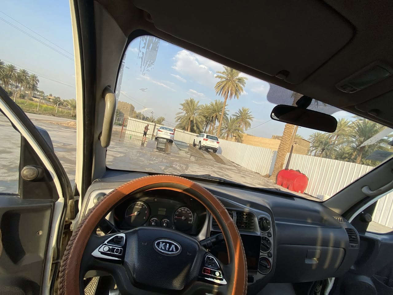 السلام عليكم 
كية 2700 موديل 2013 
السياره كفاله عامه ماعده شويه صبغ باب الصدر 
كير مكينه حداديه مال زيرو والله ما بيها اي نقص جاهزه وخير من الله نقصها بس كمبريسر تبريد 
شاشه اندرويد دوشمه جديده السياره كبل للشارع مذب عليها الف 
رقم واسط مشروع وطني بسمي حصراً مداور ثاني يوم 
مصفره غرامات وضريبه السنويه لل 2031 
المحجر ويه السياره السعر 96 ورقه وبيها مجال بسيط 
مكاني بابل المركز 

‏‭0787 799 9079‬
***********
