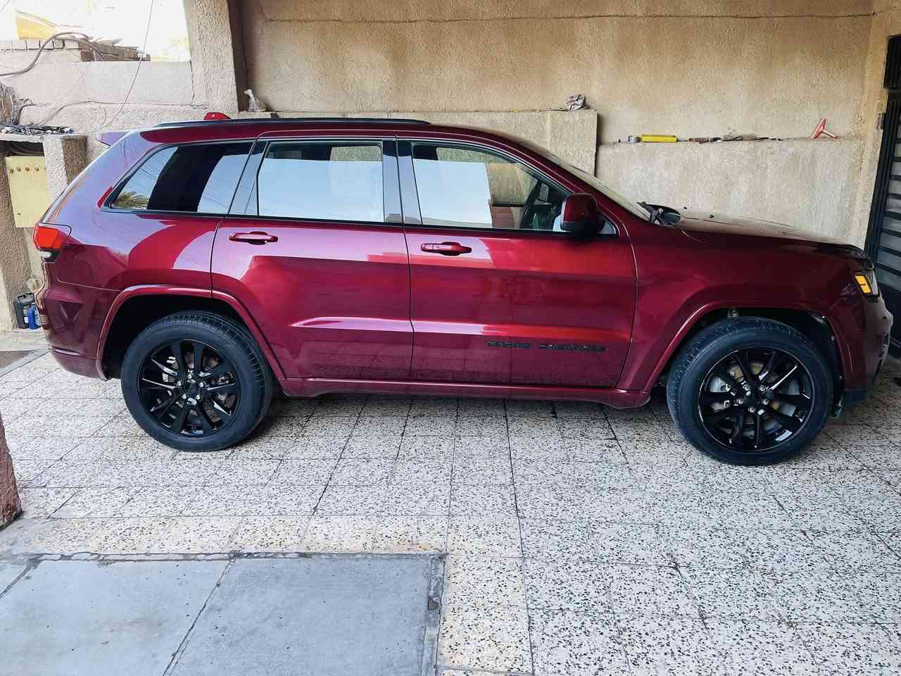 السلام عليكم
جيب ٢٠١٩ وارد امريكي حادثها كلش بسيط فقط 
شويه من بنيد راديتر شواصي بدنه كله بلادي
سيارة بلعراق مكفوله حته بارد مابيها
حته رصعات ماكو سياره صفاح موس وعل ايدي 
من طبت للعراق لحد الان تجي وتشوف نضافتهه
فئه بلاك توب 
بصمة 
كشن كهرباء 
كشن جلد وكنتارة 
جنطة كهرباء
رادار 
لايت زنون 
فور ويل دفع رباعي 
وبيهه بعد هواي مواصفات ماشيه  ٧٧ الف 
السعر ٢٣٠ بيها مجال 
مكاني بغداد حي العامل لاتصال  ‭***********
