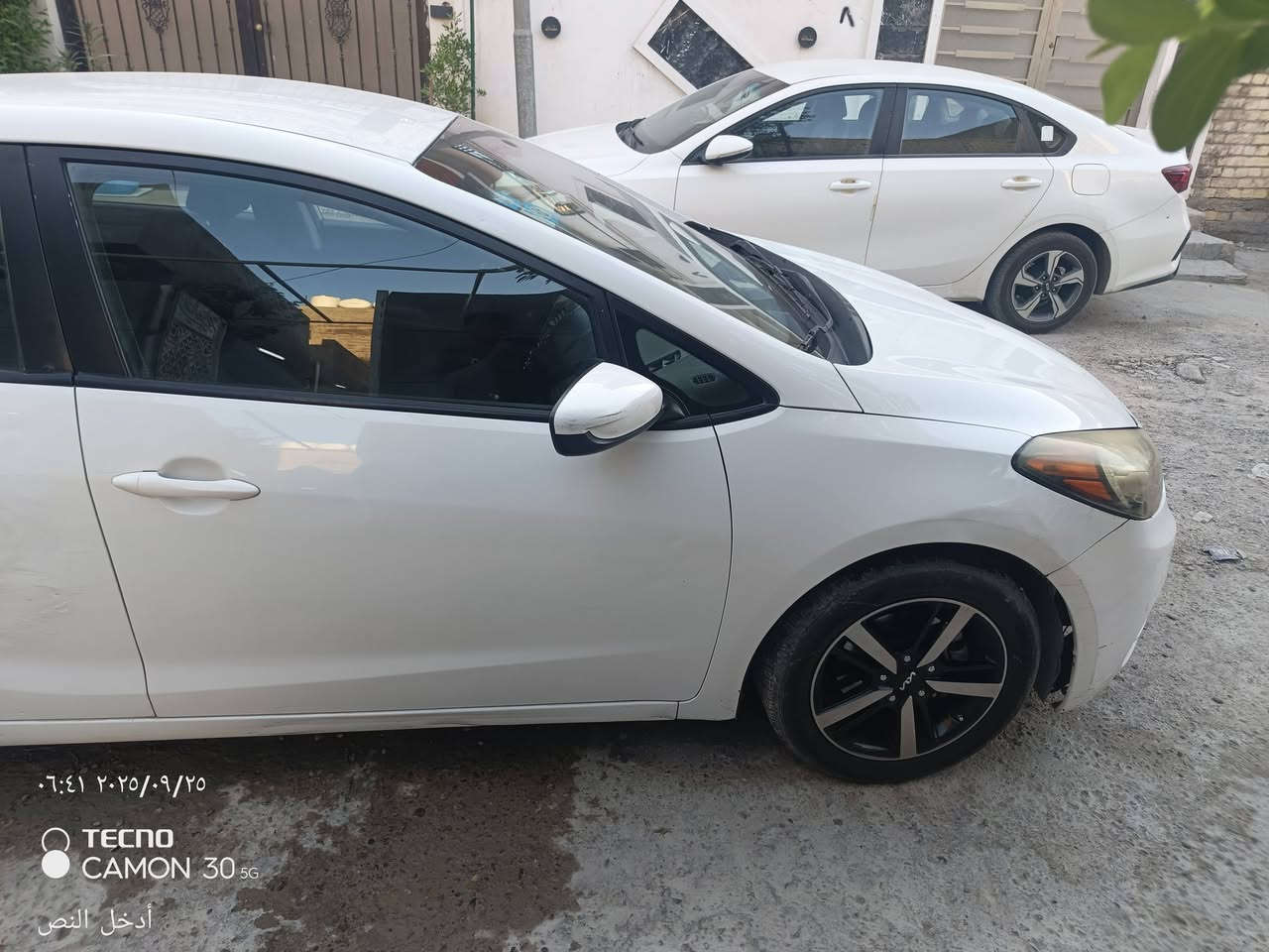 السلام عليكم
كيا فورتي ابيض وارد كندي 2014 باسمي رقم انكليزي 
بدون صبغ كير محرك تبريد خير من الله 
ماشية 265 كيلومتر مكان السيارة بغداد البوعيثة السعر 112 وبيها مجال رقم الهاتف ***********
