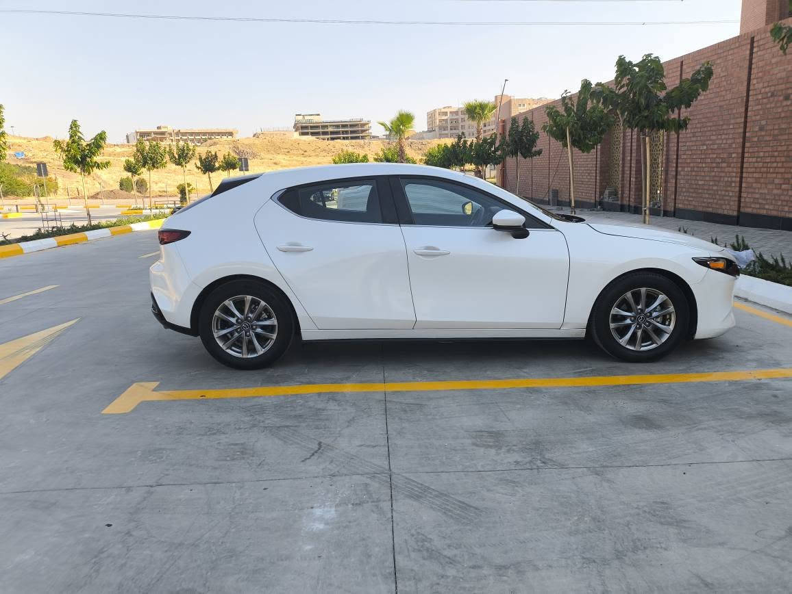 Mazda 3 salect 

- [ ] مازدا ٣ 
- [ ] موديل 2021
- [ ]  مەكينه ٢.٥ لتر بێ توربو و مەرغوبە
- [ ] بي دبل اكسل
- [ ] تبريد پيانو
- [ ] ويل ١٨ بيلادي 
- [ ] چوار جام ئۆتو
- [ ] لايت به رزو نزم ئوتو 
- [ ] فلجه ئوتو 
- [ ] بسمه

- [ ]  تەحدید سورعە
- [ ]  ڕادار
- [ ] ڕادار خه تى جاده
- [ ] ئۆتۆ ستۆپ 
- [ ] ئوتو هولد و بريك بسمه  هتد…..

- بۆیاخ: بۆنیت

 سارد: تەنها چەند پەنجەیەک لە چەمەلەغی سایەقی هەیە

-تەنها 31 هەزار مایڵ ڕۆشتووە.

- [ ] سعر 130 

مۆبایل: ***********
سەیارەکە لە سلێمانیە السليمانية, العراق
